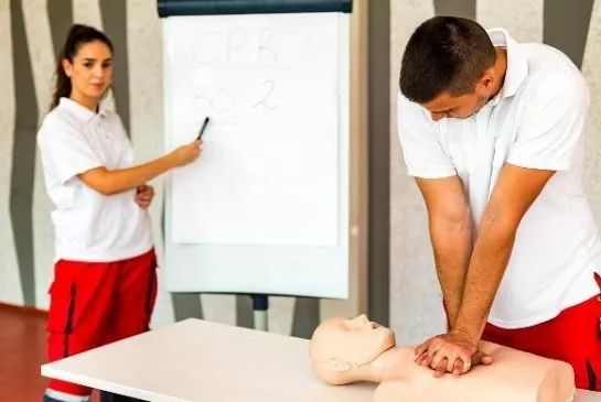 人手必备急救常识之心肺复苏术,急救技术心肺复苏术操作教学视频