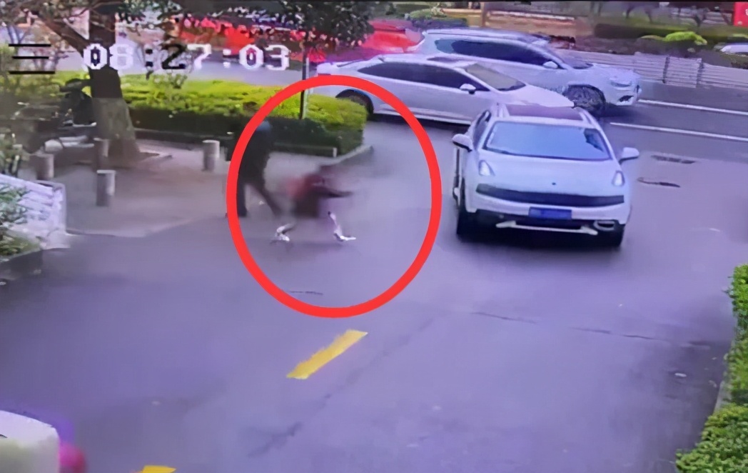 惊险男孩奔跑过马路险酿成事故,毕节男孩过马路突然奔跑被撞