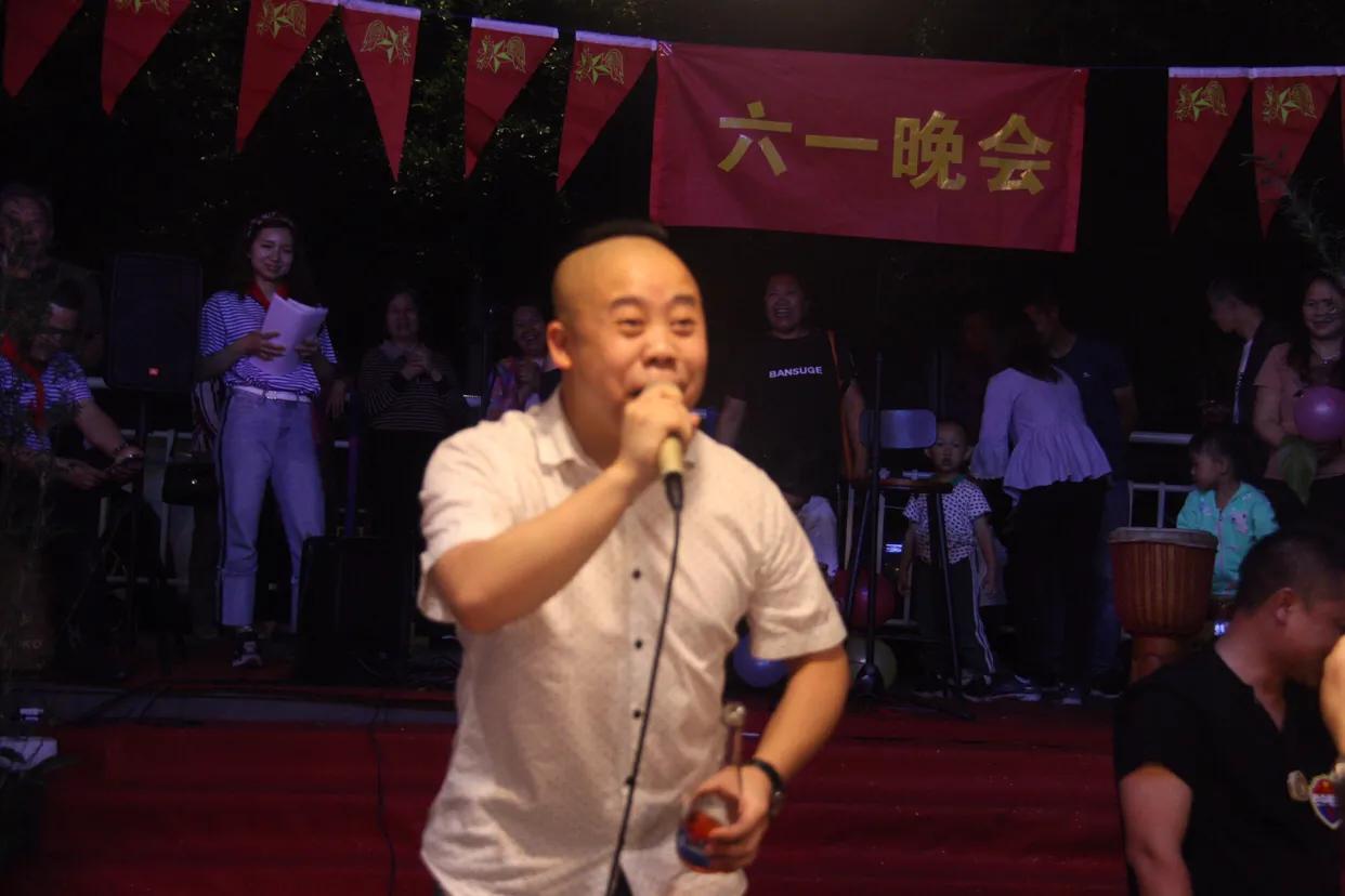 超龄儿童戴红领巾图片,戴红领巾的小朋友六一儿童节