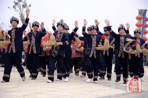 「民族的大团结你我的运动会」家居山坝安乐在——仫佬族