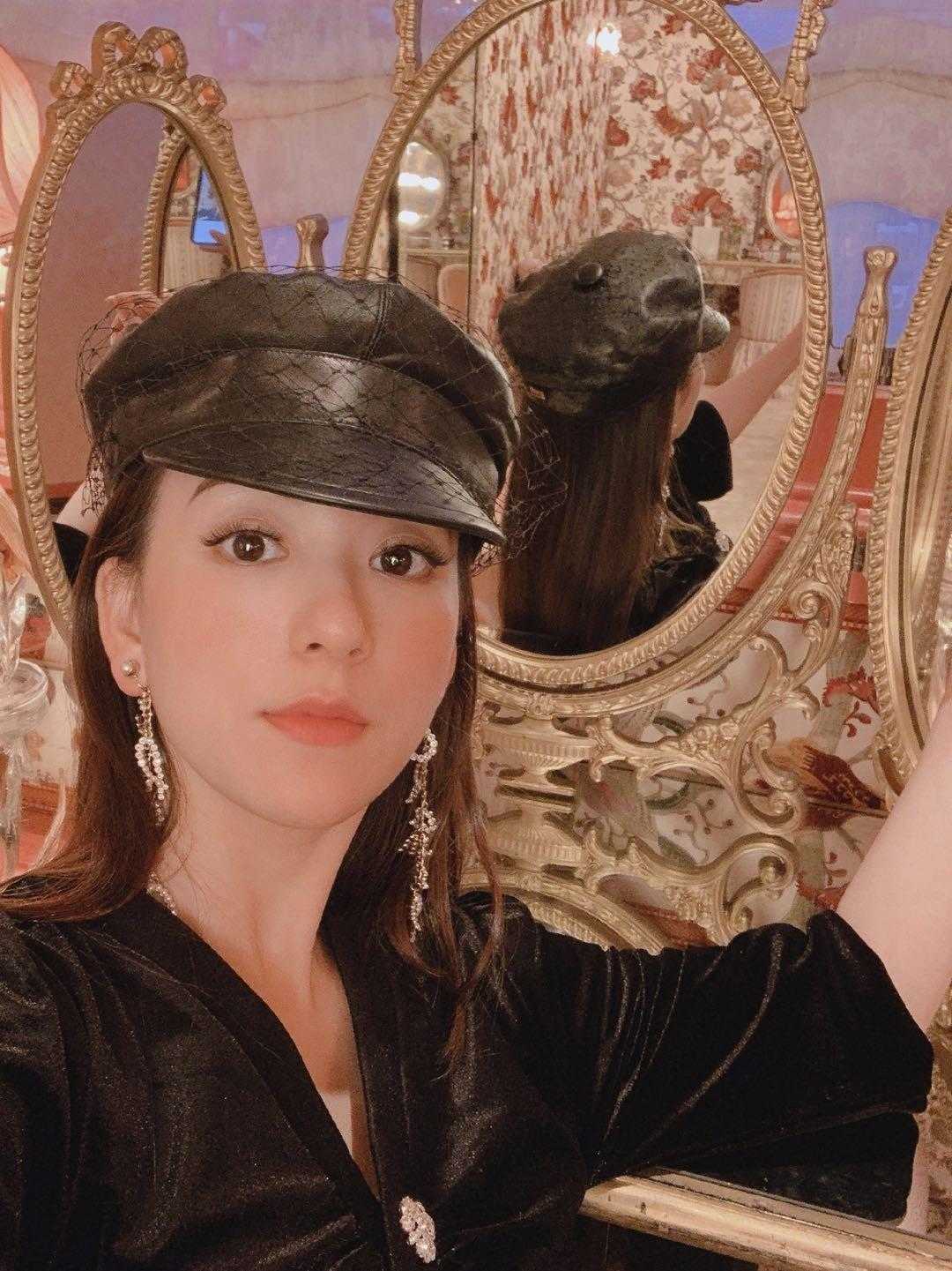 天王嫂方媛晒海边写真,郭富城方媛穿衣搭配