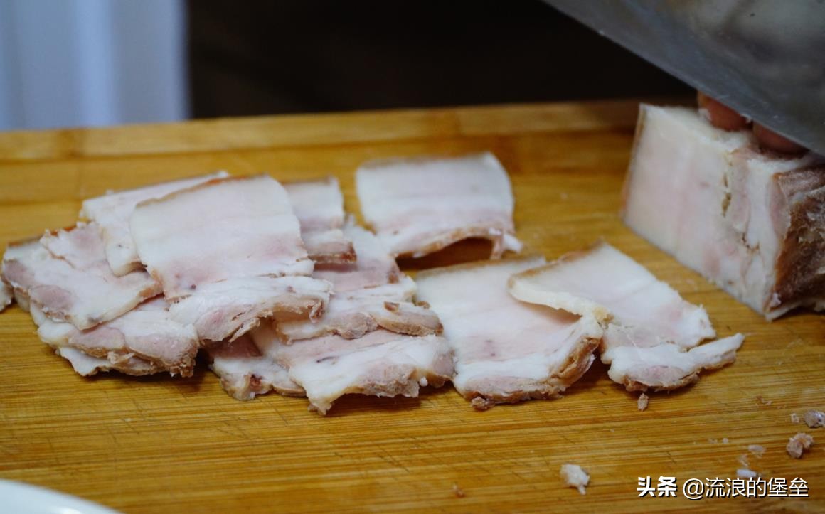 东北市场的正宗杀猪菜馋人流口水,一桌东北杀猪菜