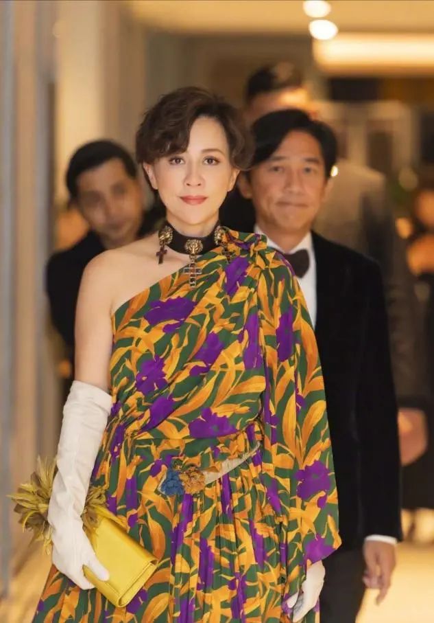 她是“第一经纪人”，曾捧红80多位明星大腕，却捧不红自己儿子