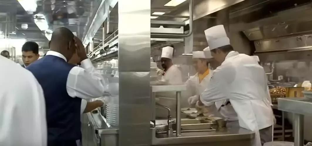 全球最大的邮轮厨房视频,世界最大的邮轮厨师