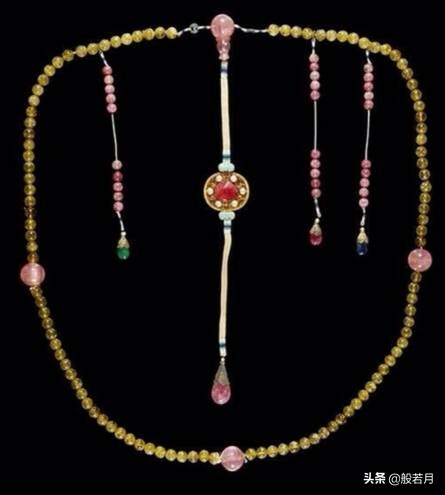 朝珠的大小规格都是一样的嘛,朝珠清代108颗怎么带