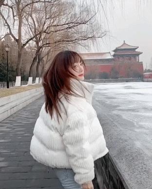 李小璐穿衣打扮显年龄小,李小璐潮装亮相机场嘻哈范儿