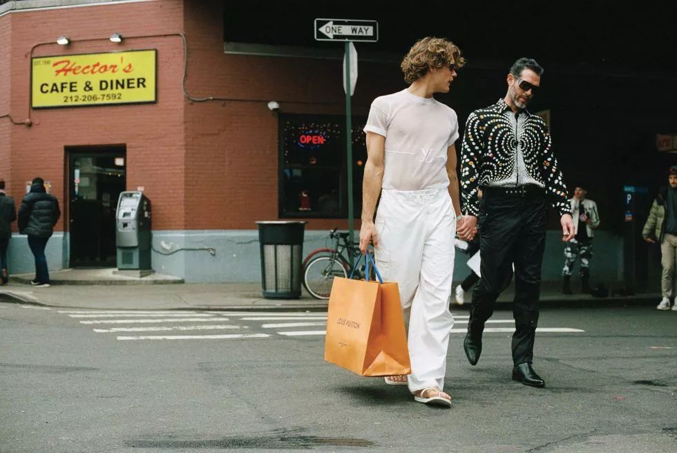 这组时尚大片好精彩，两位男模演绎凄美爱情故事！