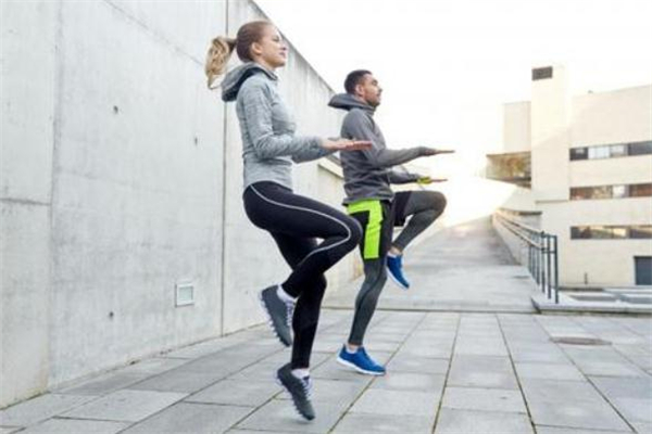 每天做多少个高抬腿能减肥,高抬腿开合跳4分钟减肥