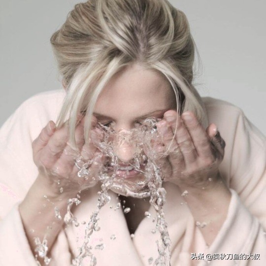 夏天晒黑的皮肤冬天不容易白回来,夏天晒黑了怎么白回来