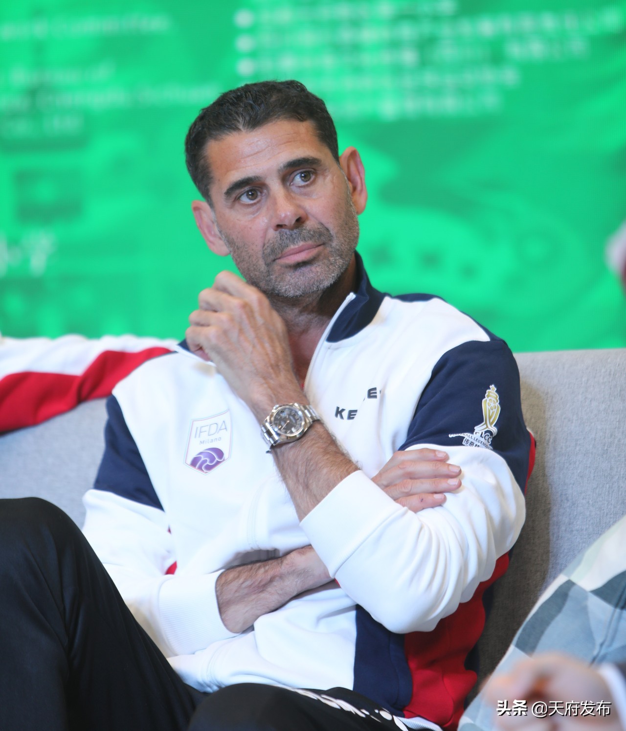 燃爆！巴乔、巴蒂、菲戈等世界足坛传奇齐聚天府新区，重现当年风采