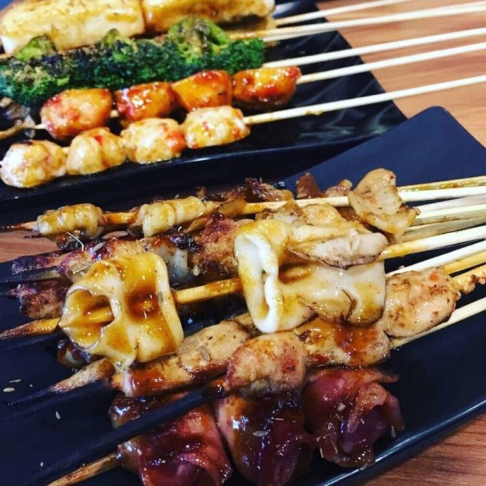 摆摊卖小吃的90后小伙,90后小伙摆摊2小时出单20个