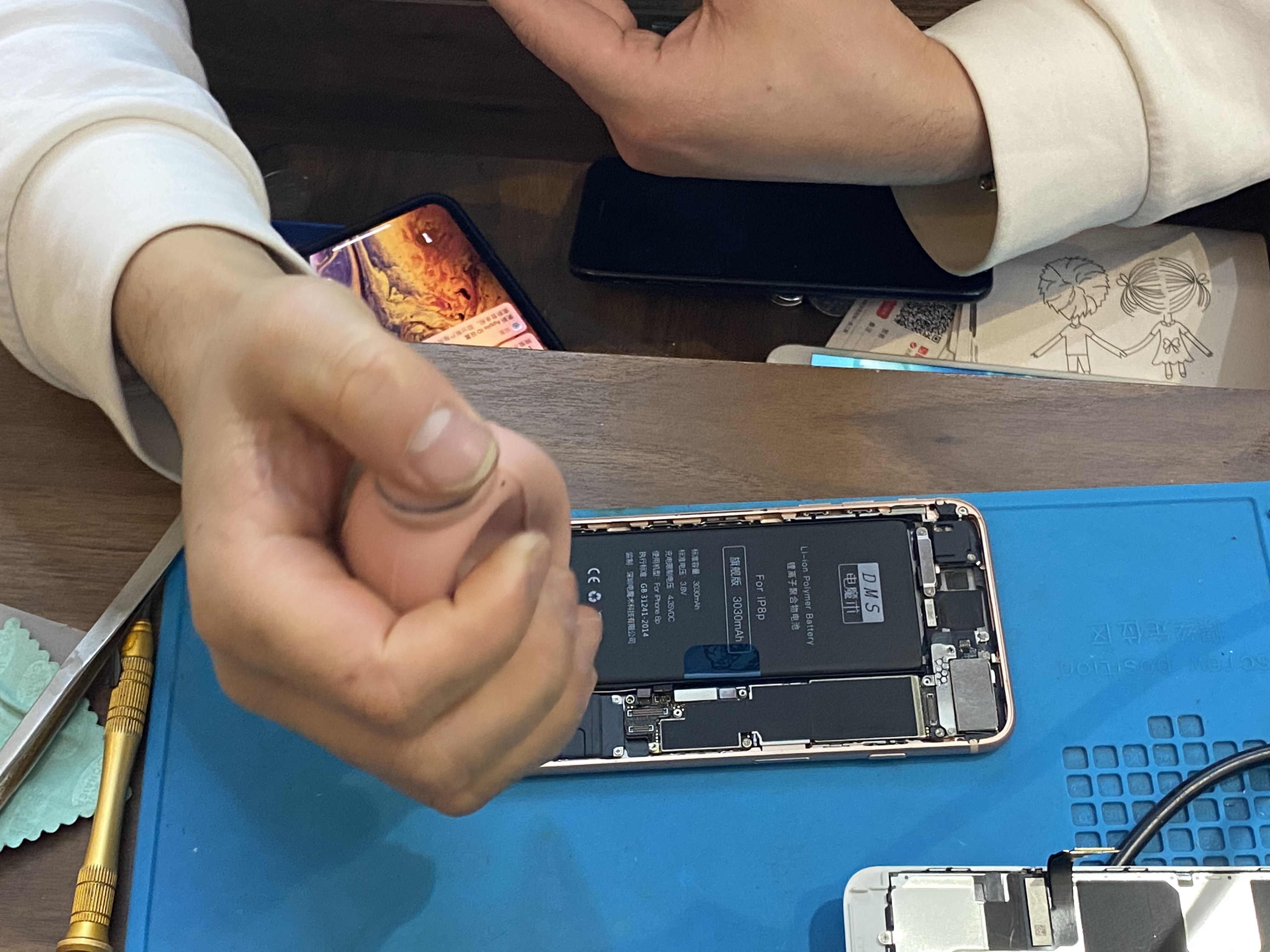 iphone8p更换官方电池,苹果8p更换第三方电池会怎么样