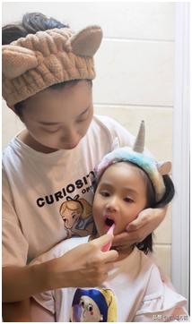 1岁宝宝只长4颗牙而且牙都坏了,小孩1岁半才长出4颗牙齿正常吗