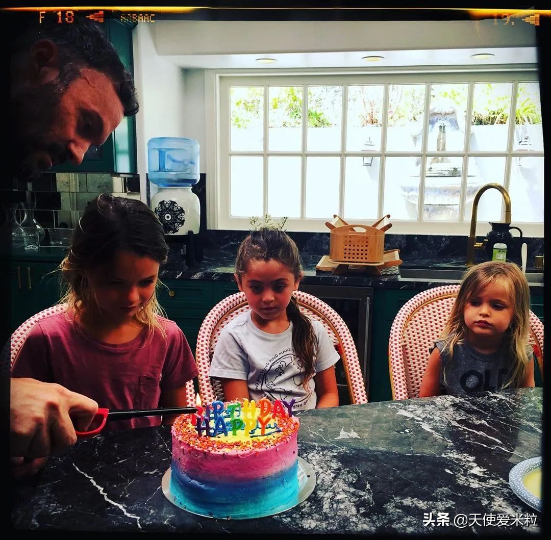 梅根福克斯与继子相处愉快,梅根福克斯为什么和前夫离婚