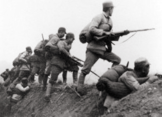 鬼子进森林扫荡遭八路埋伏,鬼子进入深山围剿八路