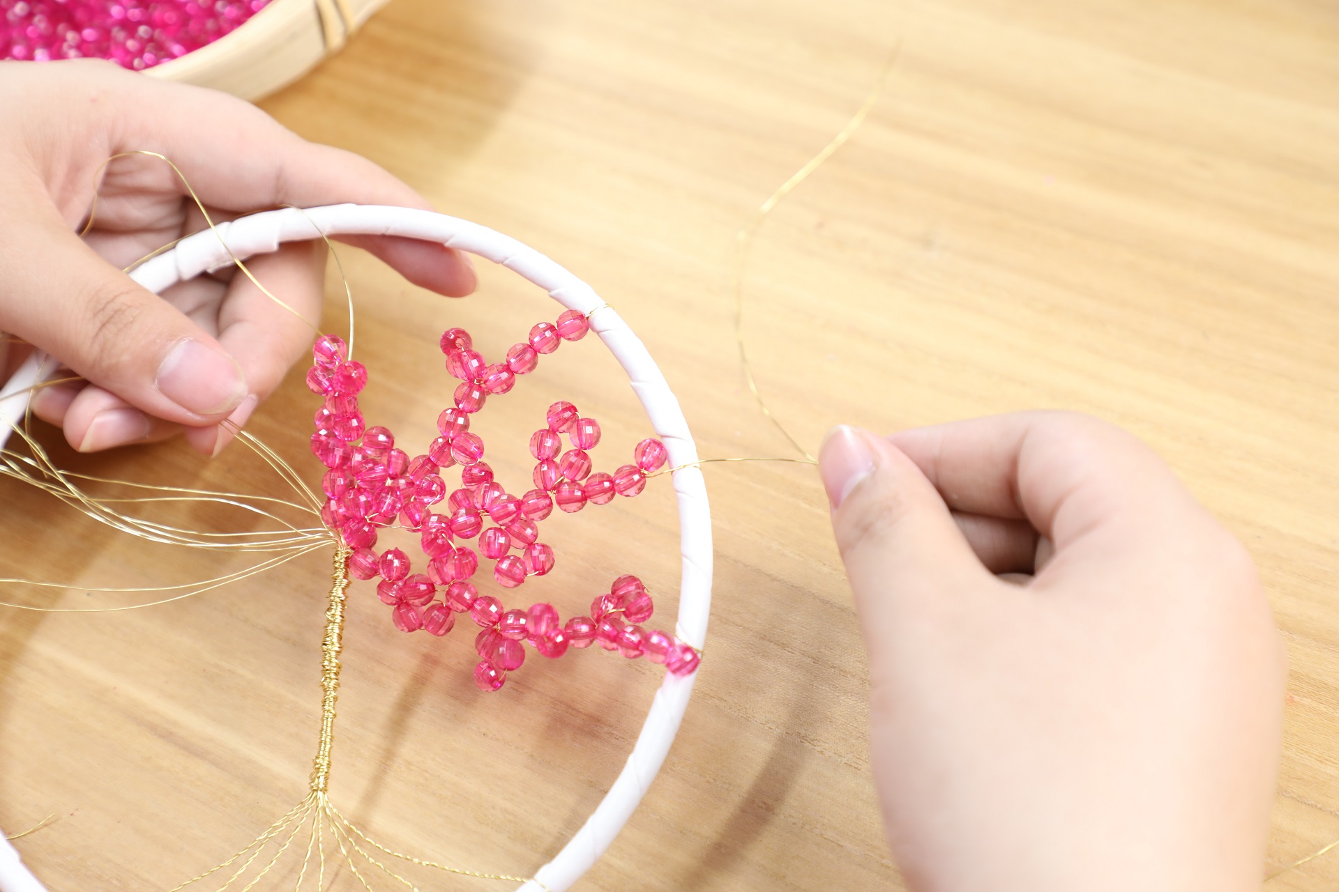 冬季也一样能赏樱花，原来竟是姑娘这样串出来的，真是别样风采