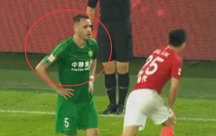 语言攻击+扔水瓶进场内，国安球迷太毒，裁判给黄牌被骂惨了