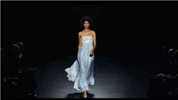 她从沙漠深处坚定走来，放弃闪耀的星途，成为女性维权的斗士