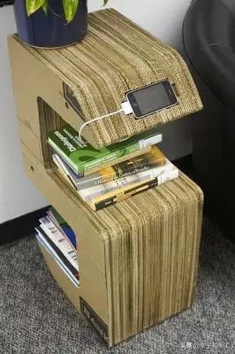 只用瓦楞纸就可以做出一件件家具，简直酷爆了