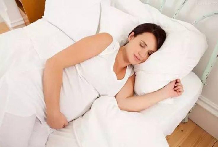 准妈们必须知道孕期正确睡姿详解,前三月养胎最佳睡姿图