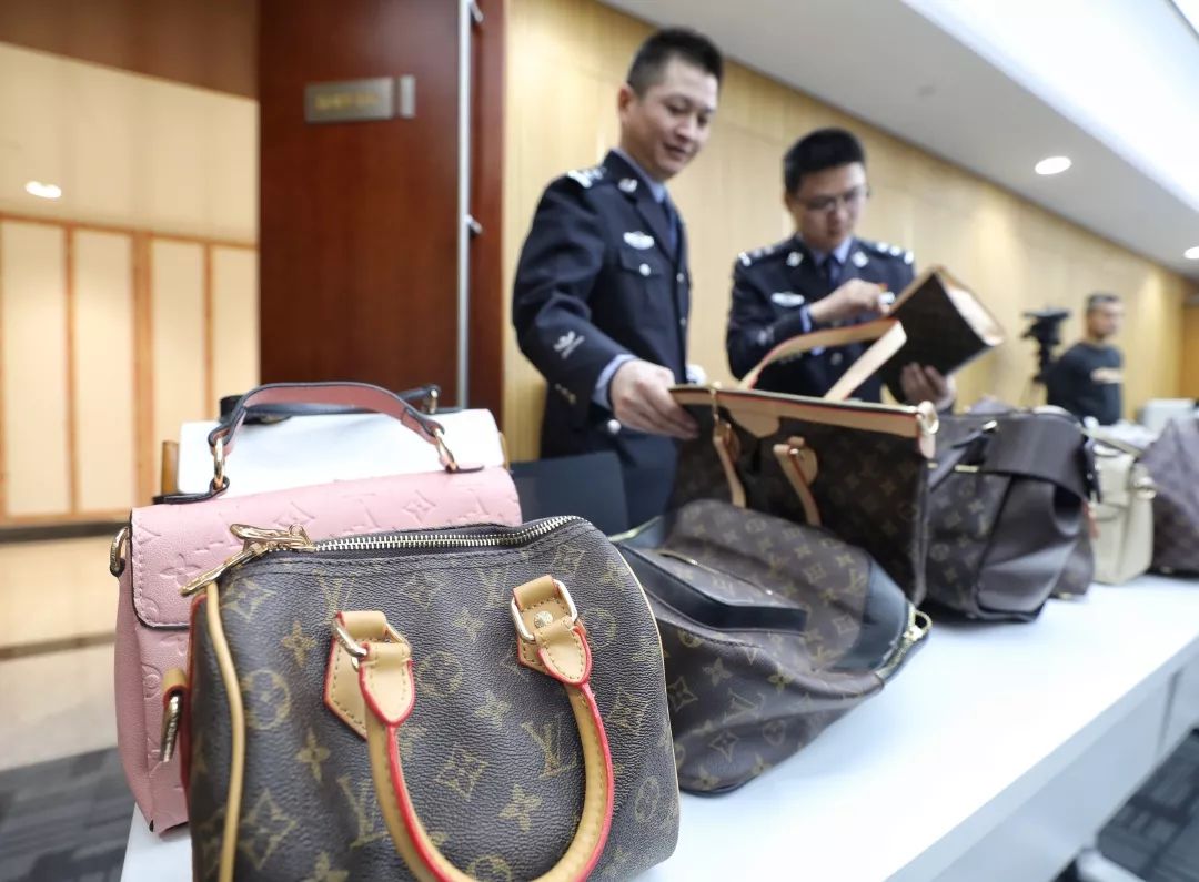 Burberry、LV、贝亲……从奢侈品到婴儿用品，这些制假售假团伙都被上海警方摧毁了