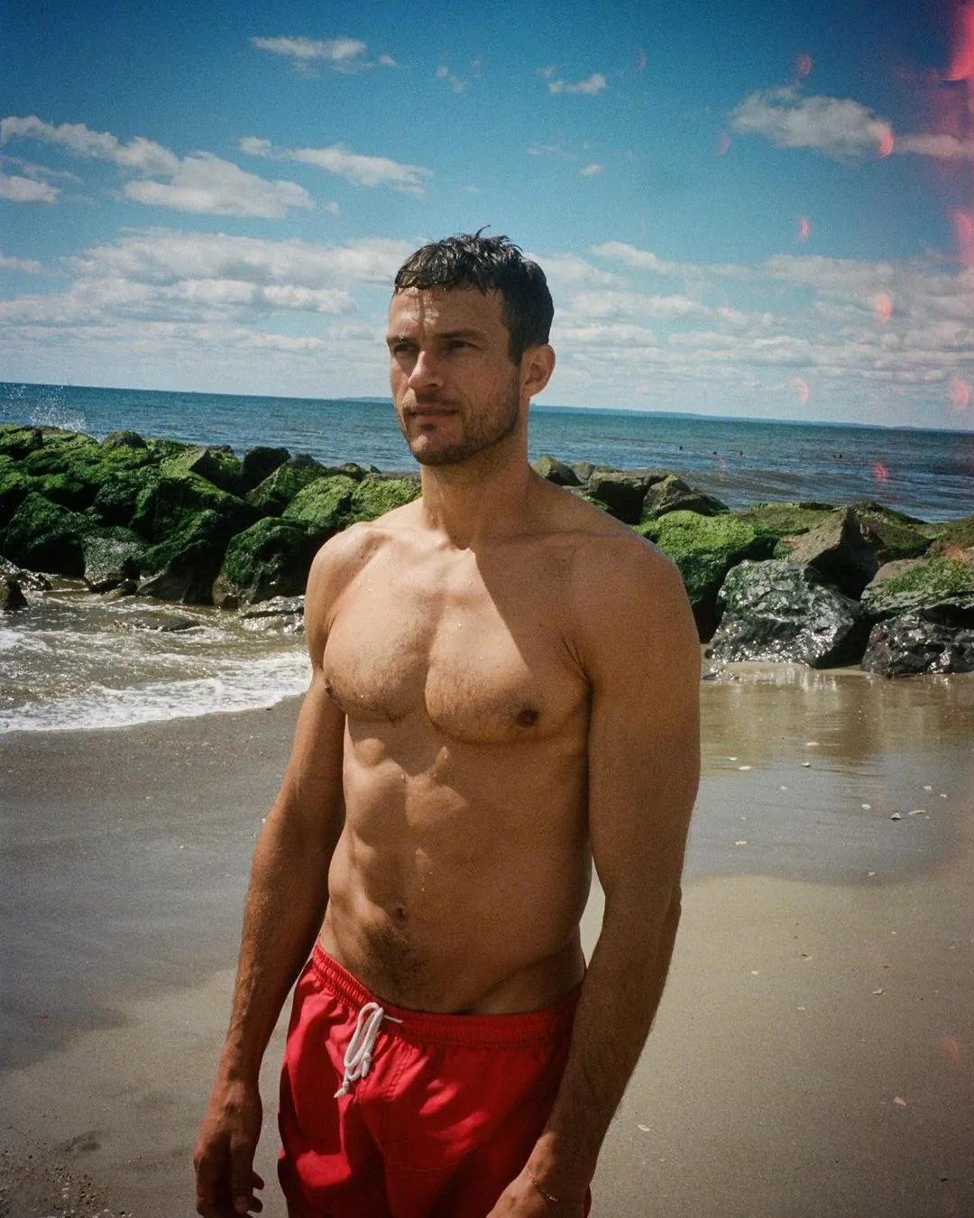 35岁的他登上中国版《时尚先生》封面，长得确实很帅