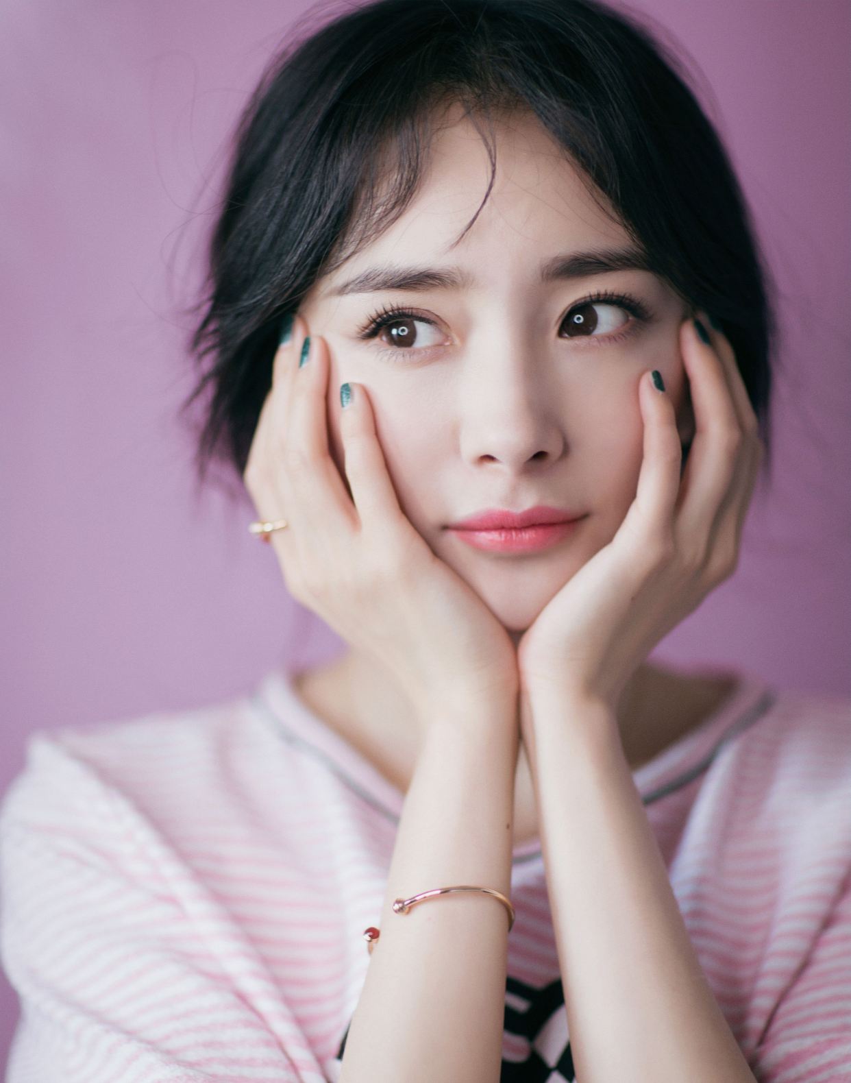 杨幂走路姿势动图,杨幂爬凳子姿势