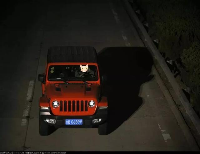 曝光！鲁B06B9V被罚款150元记2分！只因开车看手机