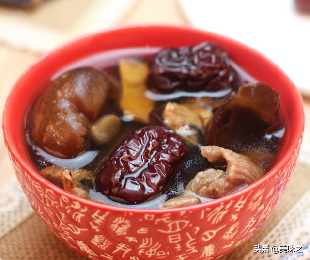 墨鱼汤怎么炖最有营养最补血,墨鱼能和当归党参黄芪一起炖汤吗