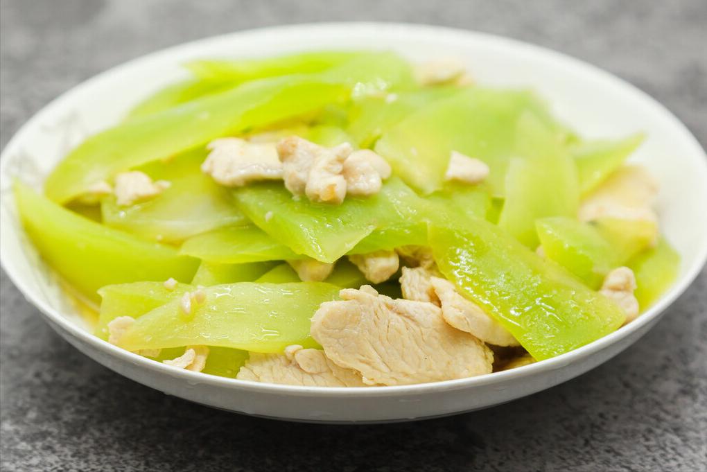 炒莴笋时莴笋清脆不发黑的小妙方,腊肠炒莴笋做法莴笋要不要先焯水