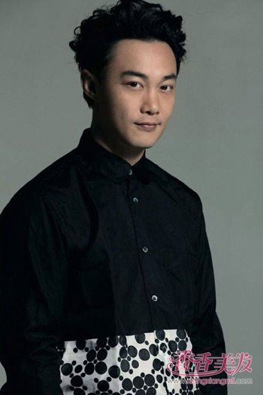 油腻大叔发型2020流行发型,40岁大叔雅痞风格侧背小卷发型