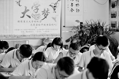 躺、瘫为何成孩子常用词，媒体：无所适从时的一种自嘲