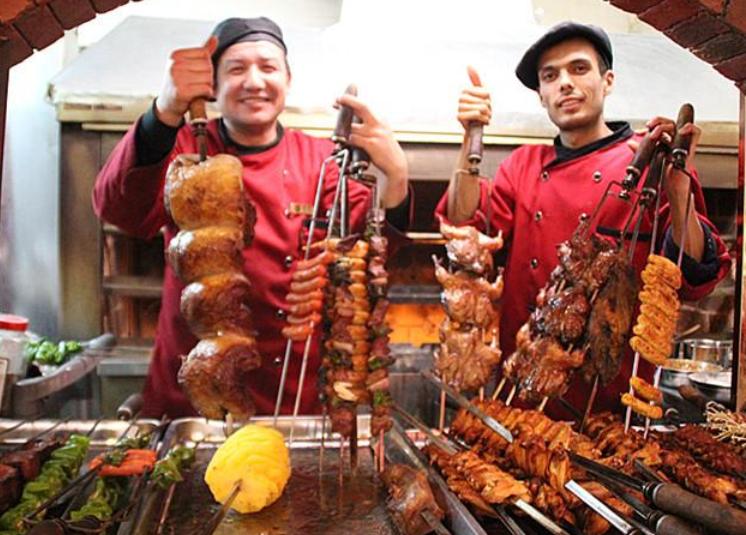 巴西人吃巴西烤肉拌饭,巴西人吃烤肉