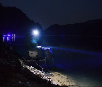 夜钓碰到稀奇古怪的钓鱼人,夜钓守大鱼