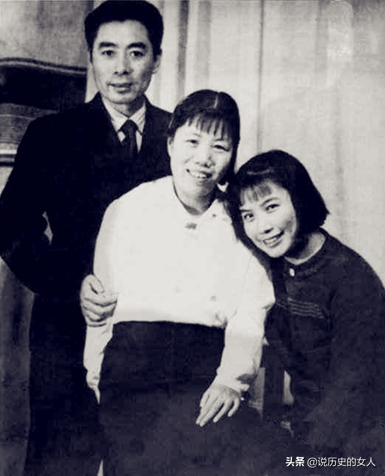 她6岁生父被杀，16岁被周恩来认作养女，47岁被害，头插长钉