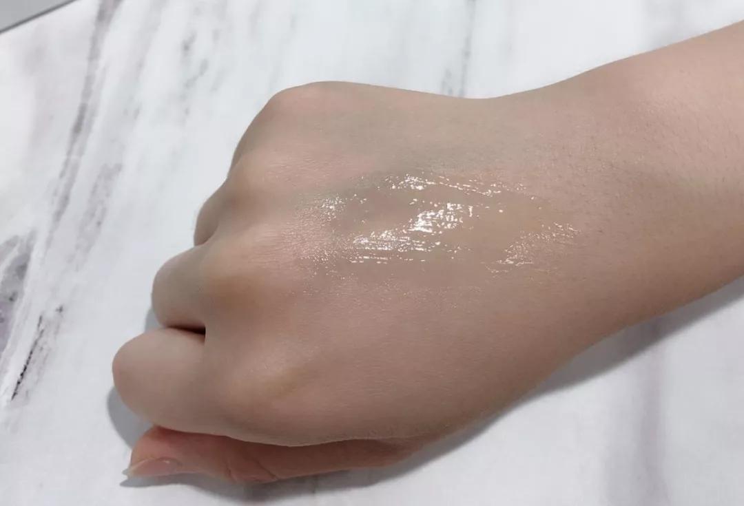 刘诗诗与倪妮再度同框，除了体态外，在脖子上她们也在暗自用力