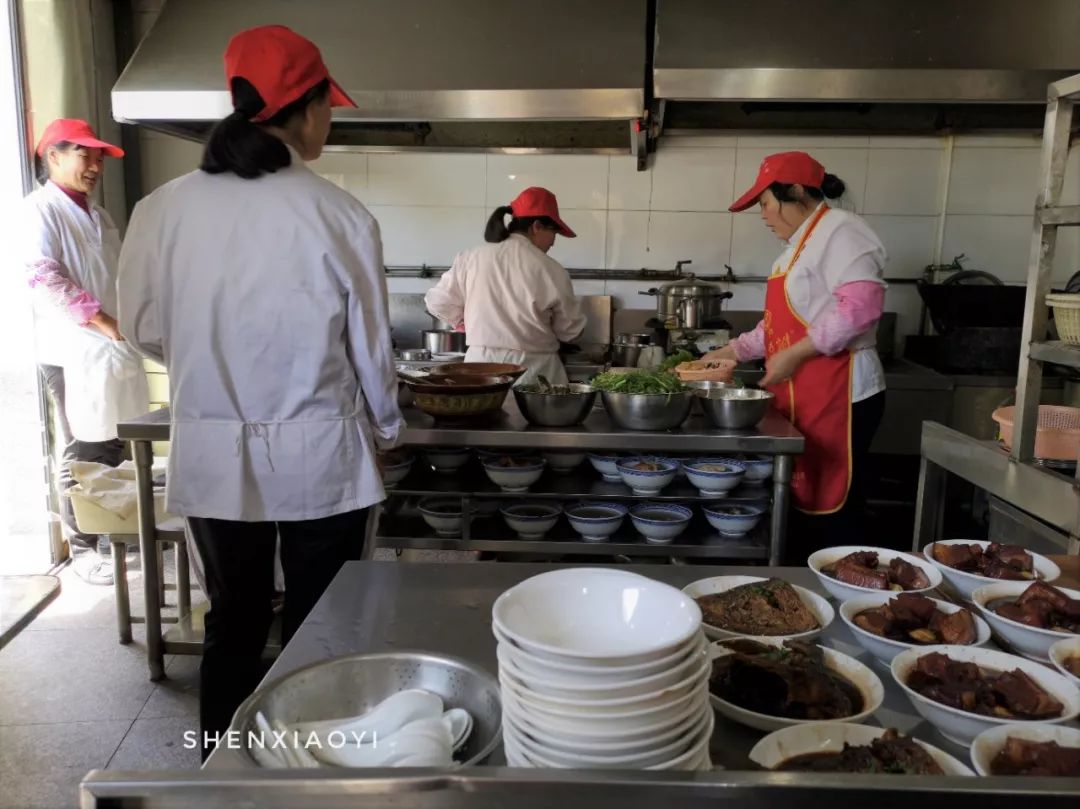 一上午走了1万步，探访5家人气爆棚的小店，不但吃撑还差点被人打