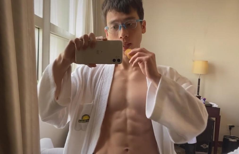 中国街头健身大神炫技,小伙花式健身惊呆路人