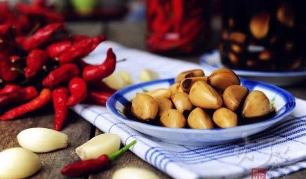 长期吃醋泡大蒜能美容吗,经常吃醋泡大蒜有什么好处和坏处