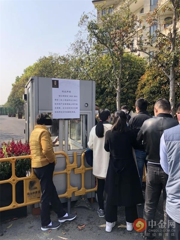 夜里排队抢房,戴口罩抢房