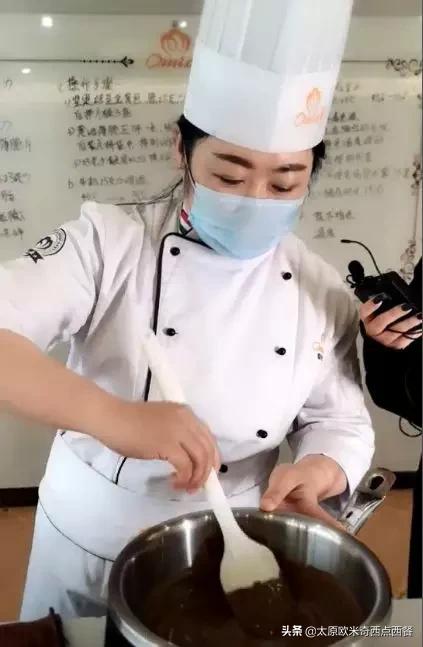 情人节为他做一顿浪漫大餐,情人节巧克力怎么做才显得有心意