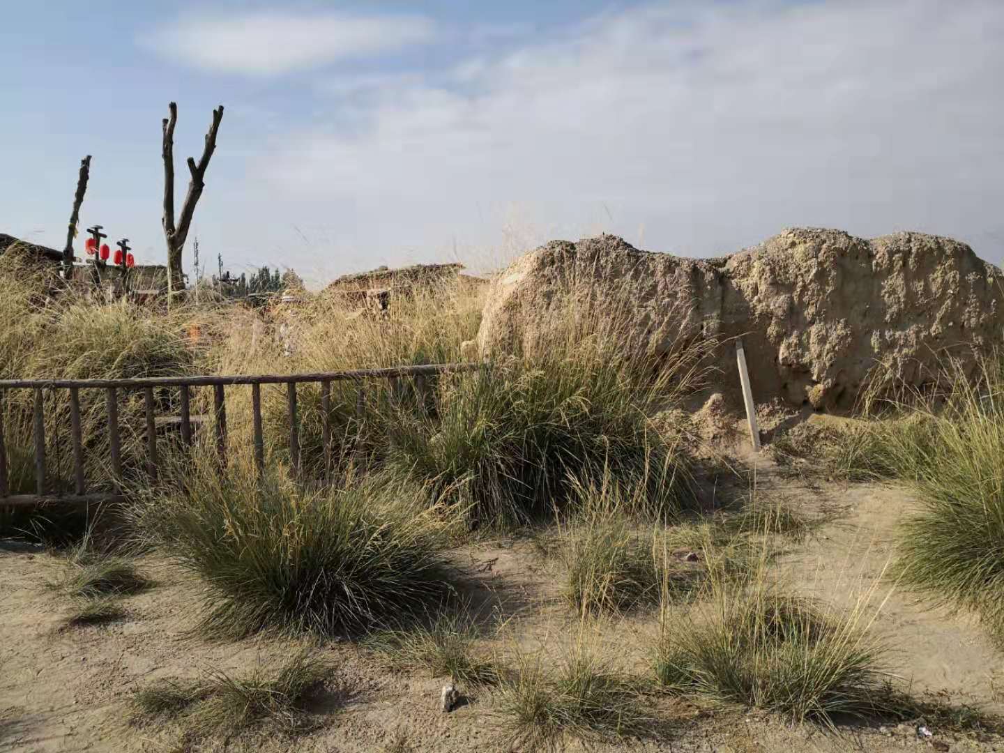 荒凉的古堡里藏着一个女人,荒凉的古堡中有人反弹着琵琶