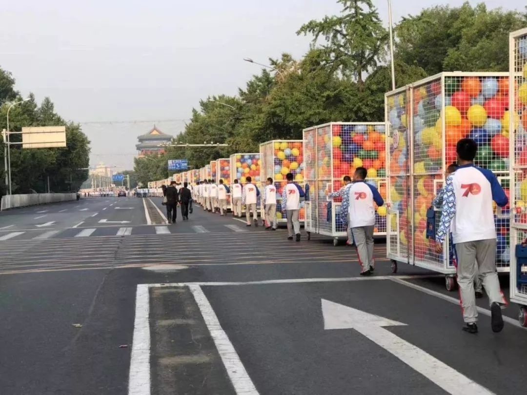 7万个气球腾空而起,七万只气球