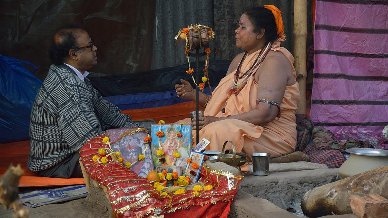 印度大叔为修行抛妻弃子，高举手臂46年，手臂都“干枯”了！