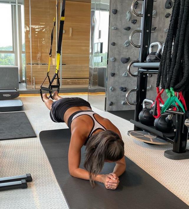 洗米嫂疯狂撸铁练肌肉，身材健美很壮硕，要给老公当保镖？