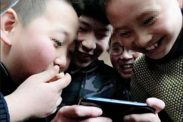 小学生建QQ群，聊天内容让人羞红脸，“无知”惹的祸父母要背锅