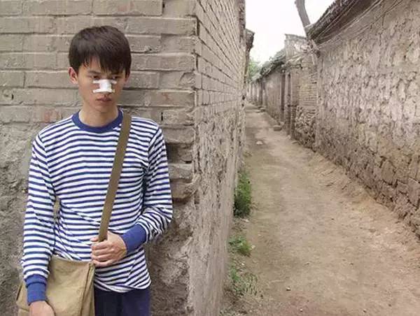 地位与张艺谋不相上下，他第一次做导演，扯掉了理想主义的遮羞布