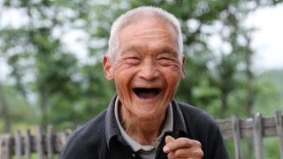 母亲说父亲是窝囊废,母亲说孩子是傻子