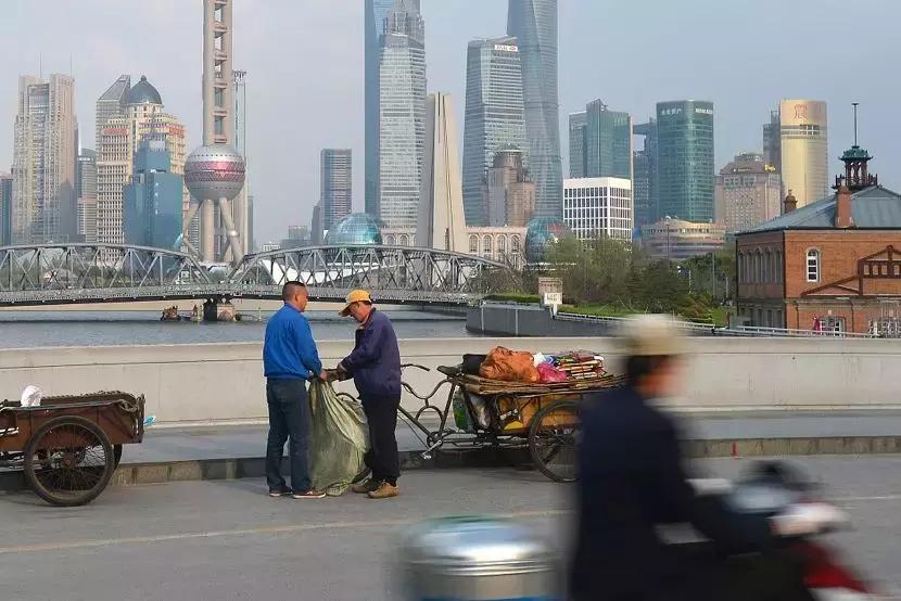 上海垃圾分类上门回收员,垃圾分类上海大爷