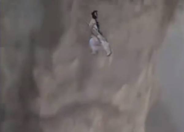 中国电视剧特效退化史：AI换头没《西游记》逼真，投资4亿效果5毛